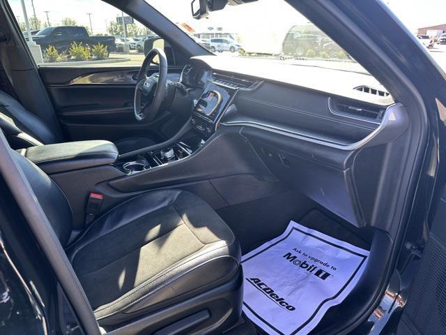 Photo of 2023 Diamond Black Crystal Pearlcoat Jeep Grand Cherokee L
