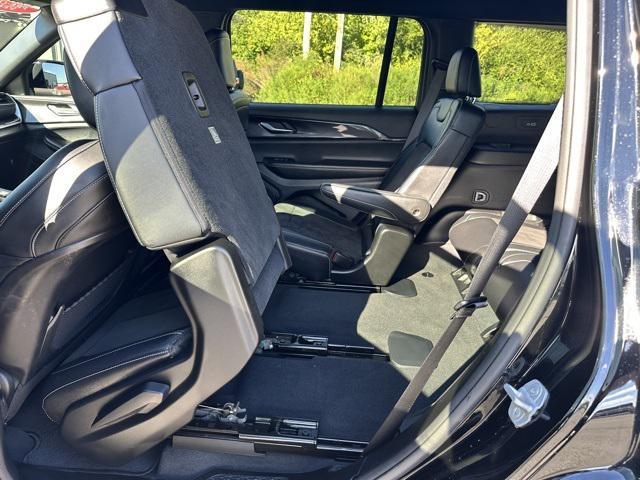 Photo of 2023 Diamond Black Crystal Pearlcoat Jeep Grand Cherokee L
