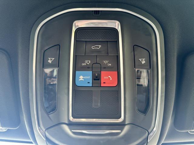 Photo of 2023 Diamond Black Crystal Pearlcoat Jeep Grand Cherokee L