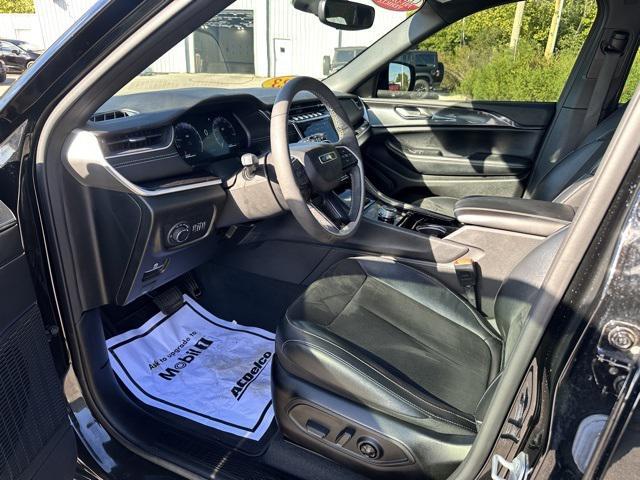 Photo of 2023 Diamond Black Crystal Pearlcoat Jeep Grand Cherokee L