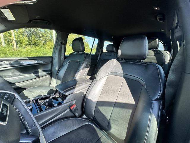 Photo of 2023 Diamond Black Crystal Pearlcoat Jeep Grand Cherokee L