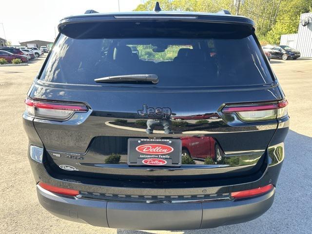 Photo of 2023 Diamond Black Crystal Pearlcoat Jeep Grand Cherokee L