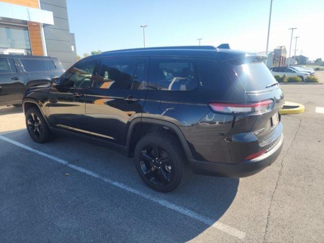 Photo of 2023 Diamond Black Crystal Pearlcoat Jeep Grand Cherokee L
