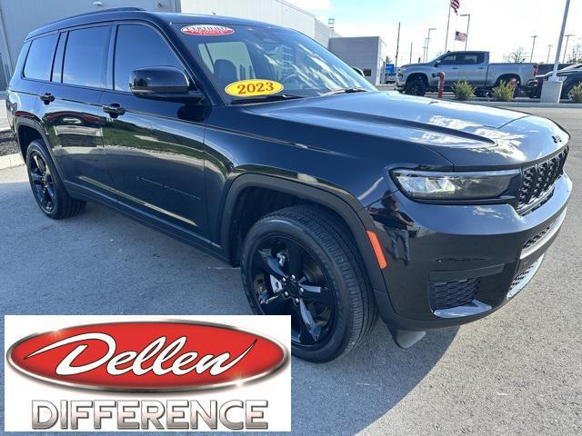 Photo of 2023 Diamond Black Crystal Pearlcoat Jeep Grand Cherokee L