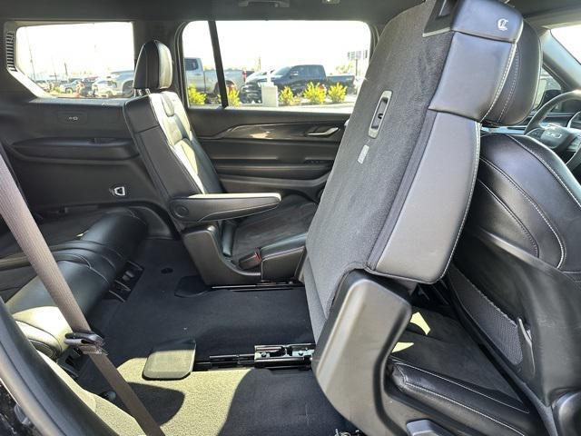 Photo of 2023 Diamond Black Crystal Pearlcoat Jeep Grand Cherokee L