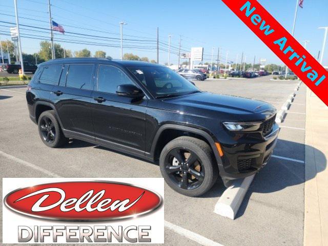 Photo of 2023 Diamond Black Crystal Pearlcoat Jeep Grand Cherokee L