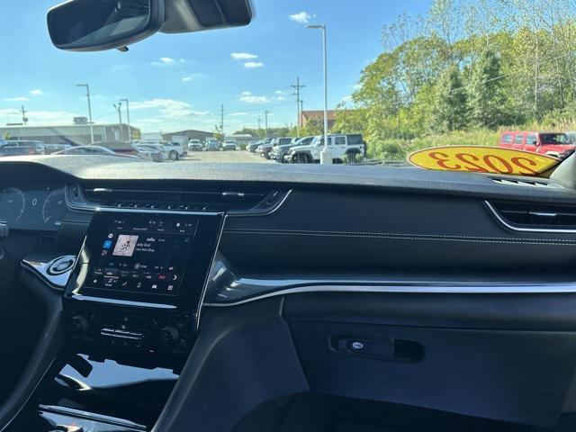 Photo of 2023 Diamond Black Crystal Pearlcoat Jeep Grand Cherokee L