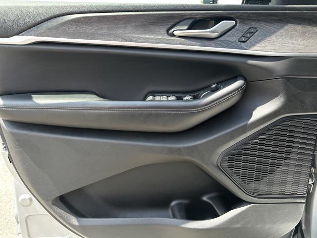 Photo of 2023 Silver Zynith Jeep Grand Cherokee L