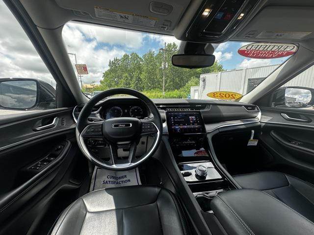 Photo of 2023 Silver Zynith Jeep Grand Cherokee L