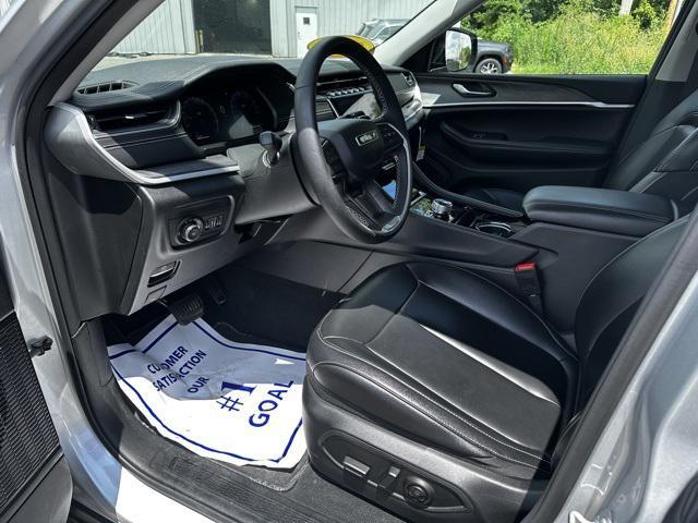 Photo of 2023 Silver Zynith Jeep Grand Cherokee L