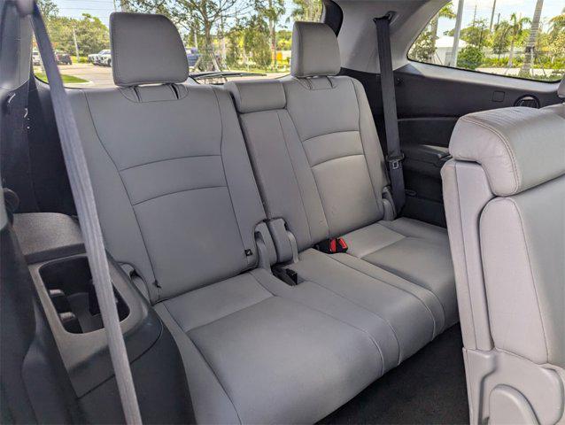 Photo of 2022 Obsidian Blue Pearl Honda Pilot