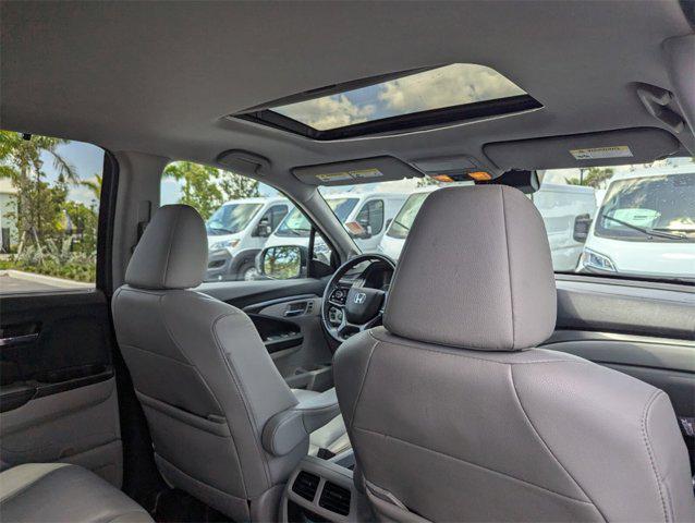Photo of 2022 Obsidian Blue Pearl Honda Pilot