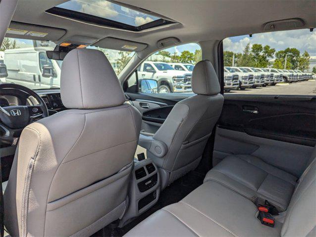 Photo of 2022 Obsidian Blue Pearl Honda Pilot