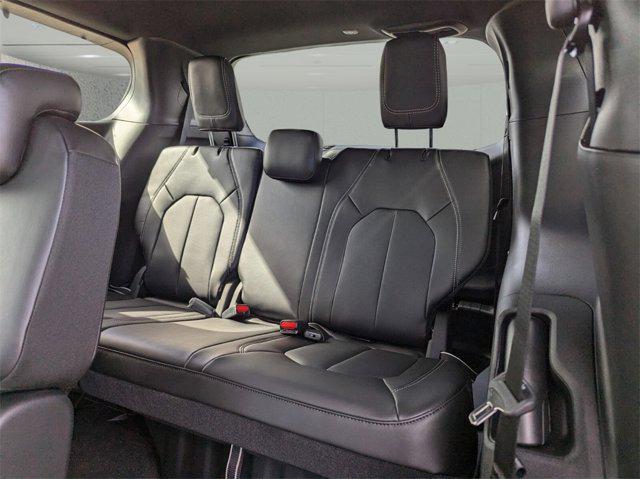 Photo of 2025 Bright White Clearcoat Chrysler Pacifica