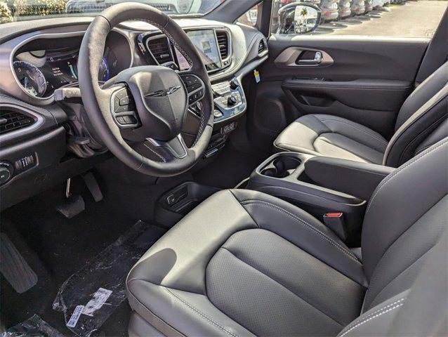 Photo of 2025 Bright White Clearcoat Chrysler Pacifica