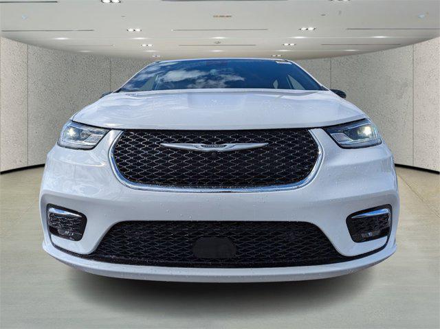 Photo of 2025 Bright White Clearcoat Chrysler Pacifica