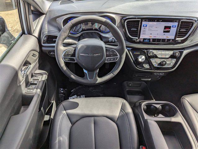 Photo of 2025 Bright White Clearcoat Chrysler Pacifica