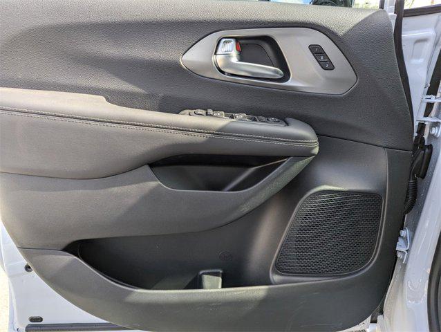 Photo of 2025 Bright White Clearcoat Chrysler Pacifica