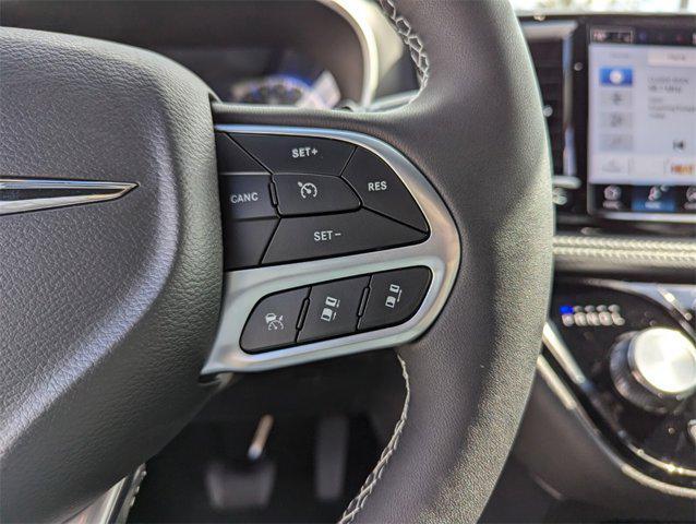 Photo of 2025 Bright White Clearcoat Chrysler Pacifica
