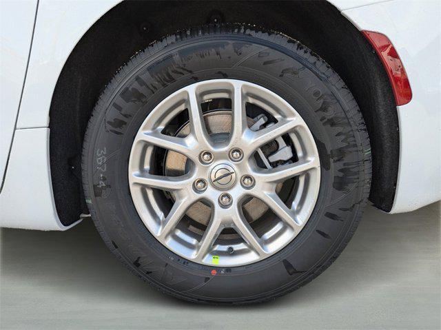 Photo of 2025 Bright White Clearcoat Chrysler Pacifica