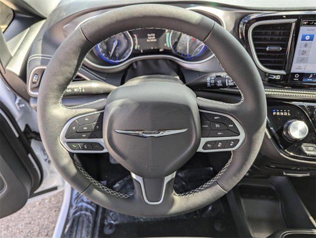 Photo of 2025 Bright White Clearcoat Chrysler Pacifica