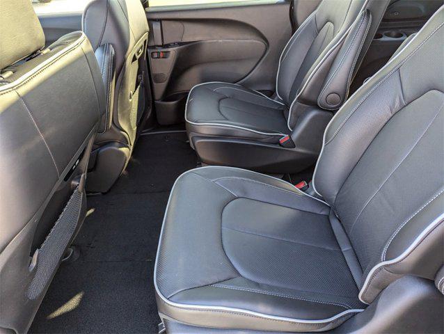 Photo of 2025 Diamond Black Crystal Pearlcoat Chrysler Pacifica Hybrid
