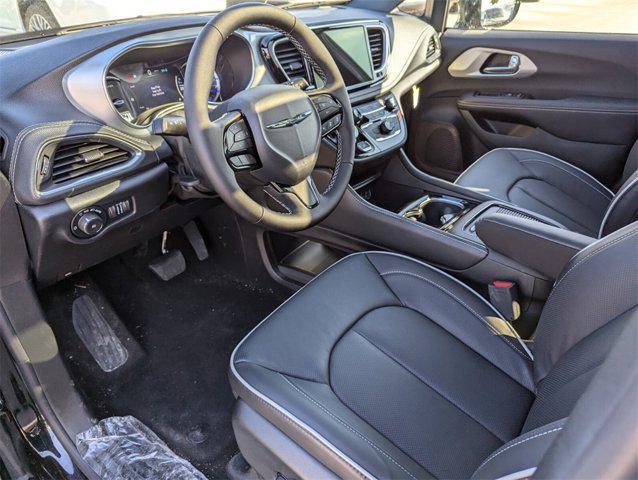 Photo of 2025 Diamond Black Crystal Pearlcoat Chrysler Pacifica Hybrid
