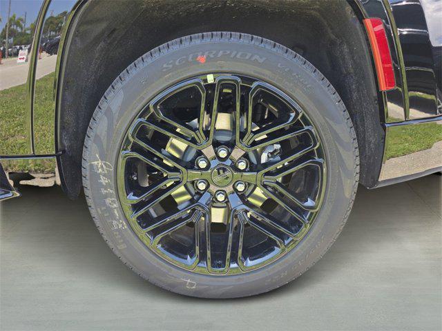 Photo of 2025 Diamond Black Crystal Pearlcoat Jeep Wagoneer