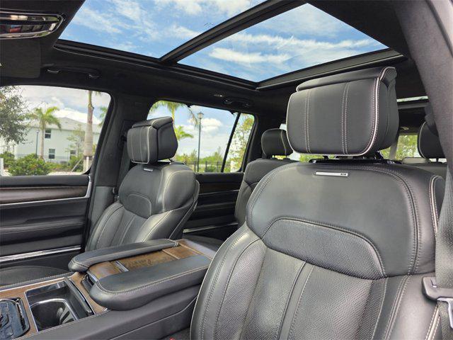 Photo of 2023 Diamond Black Crystal Pearlcoat Jeep Grand Wagoneer