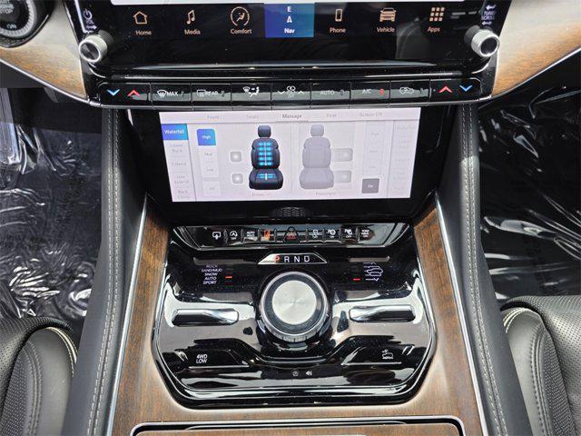 Photo of 2023 Diamond Black Crystal Pearlcoat Jeep Grand Wagoneer