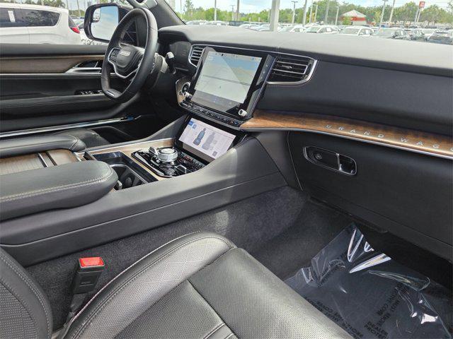 Photo of 2023 Diamond Black Crystal Pearlcoat Jeep Grand Wagoneer