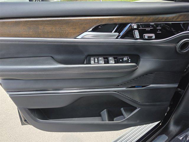Photo of 2023 Diamond Black Crystal Pearlcoat Jeep Grand Wagoneer
