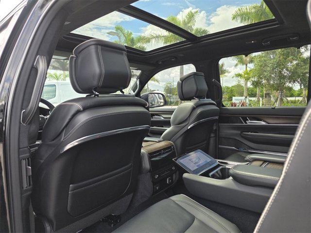 Photo of 2023 Diamond Black Crystal Pearlcoat Jeep Grand Wagoneer