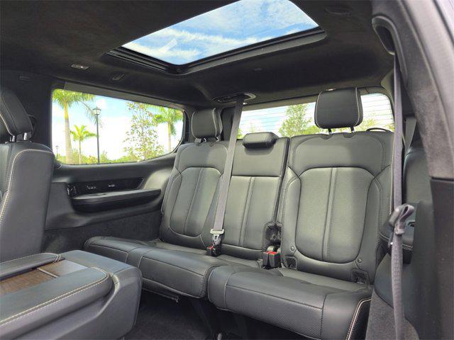 Photo of 2023 Diamond Black Crystal Pearlcoat Jeep Grand Wagoneer