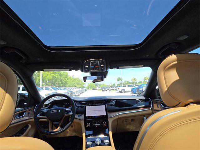 Photo of 2025 Diamond Black Crystal Pearlcoat Jeep Grand Cherokee