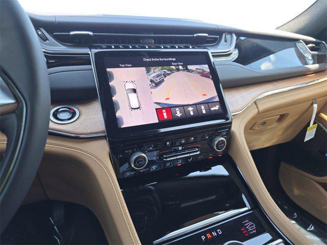 Photo of 2025 Diamond Black Crystal Pearlcoat Jeep Grand Cherokee