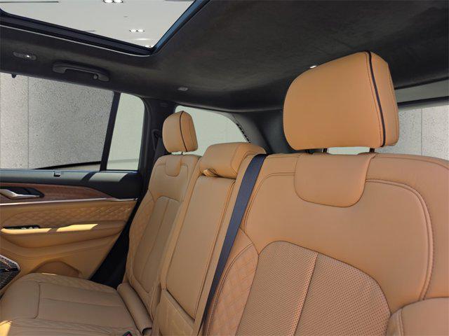 Photo of 2025 Diamond Black Crystal Pearlcoat Jeep Grand Cherokee