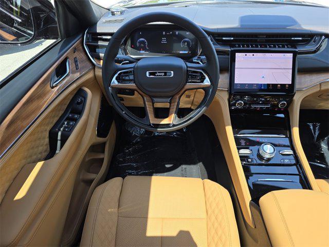Photo of 2025 Diamond Black Crystal Pearlcoat Jeep Grand Cherokee