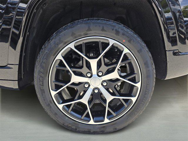 Photo of 2025 Diamond Black Crystal Pearlcoat Jeep Grand Cherokee