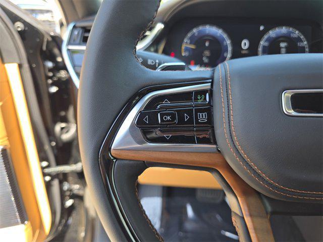 Photo of 2025 Diamond Black Crystal Pearlcoat Jeep Grand Cherokee