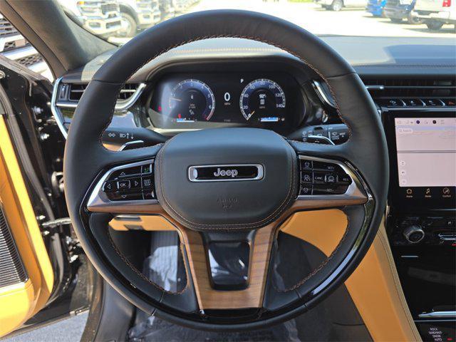 Photo of 2025 Diamond Black Crystal Pearlcoat Jeep Grand Cherokee