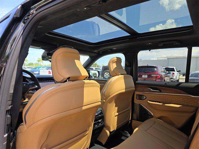 Photo of 2025 Diamond Black Crystal Pearlcoat Jeep Grand Cherokee