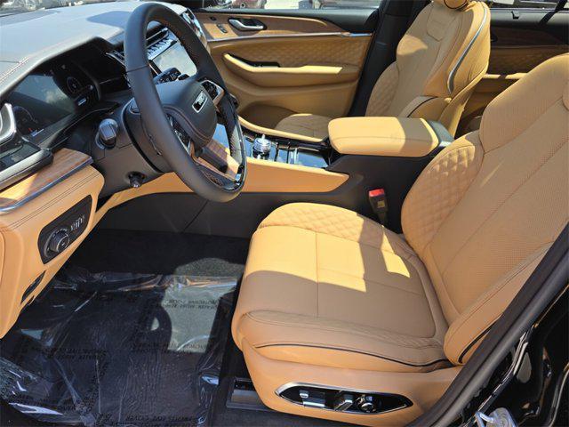 Photo of 2025 Diamond Black Crystal Pearlcoat Jeep Grand Cherokee