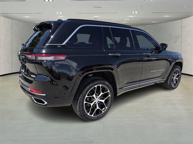 Photo of 2025 Diamond Black Crystal Pearlcoat Jeep Grand Cherokee