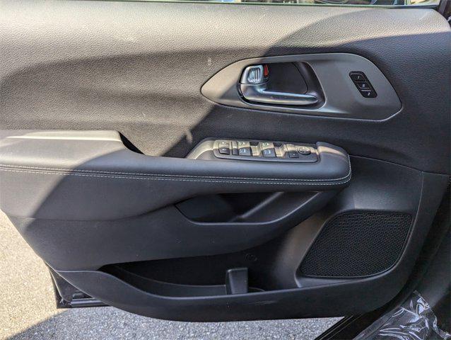 Photo of 2025 Diamond Black Crystal Pearlcoat Chrysler Pacifica