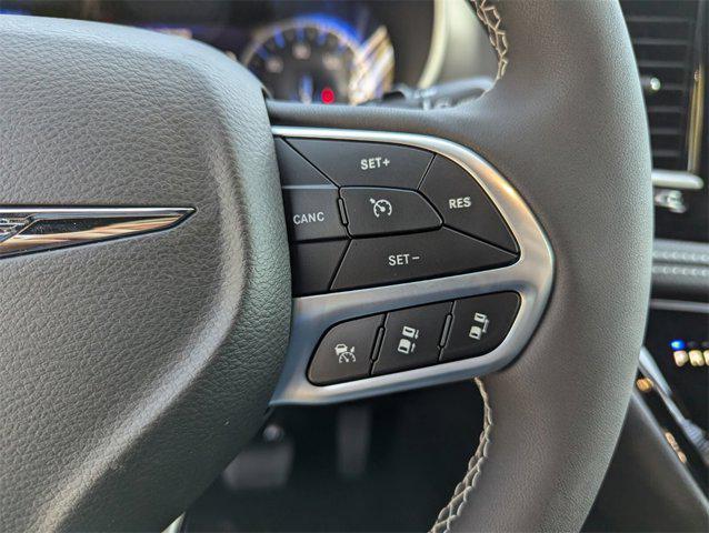 Photo of 2025 Diamond Black Crystal Pearlcoat Chrysler Pacifica