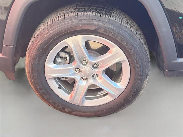 Photo of 2025 Diamond Black Crystal Pearlcoat Jeep Compass