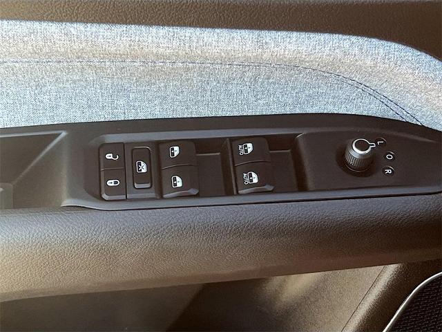 Photo of 2025 Diamond Black Crystal Pearlcoat Jeep Compass
