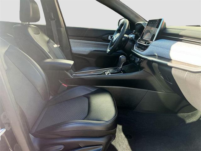 Photo of 2025 Diamond Black Crystal Pearlcoat Jeep Compass