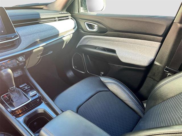 Photo of 2025 Diamond Black Crystal Pearlcoat Jeep Compass